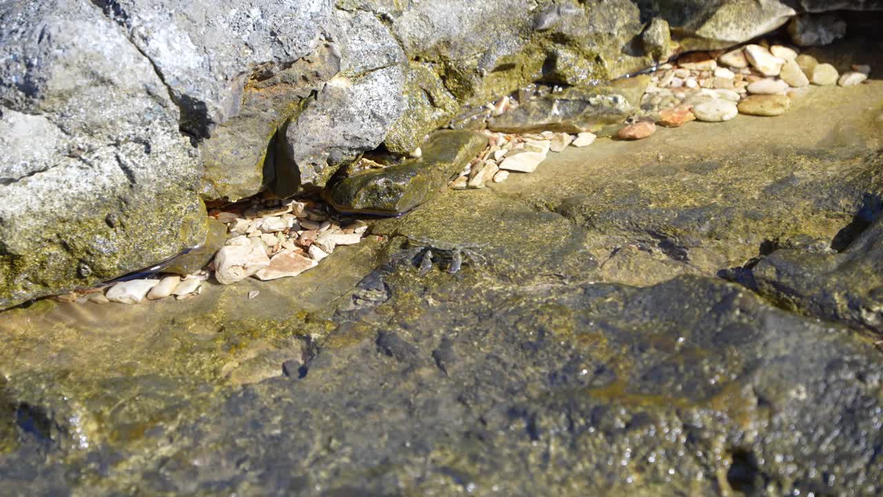Increspature d'acqua in una pozza rocciosa poco profonda