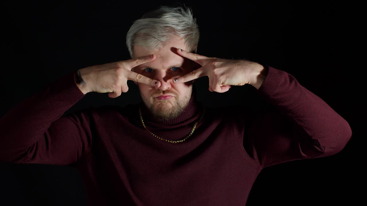 cómico estúpido elegante hombre haciendo caras tontas graciosas, haciendo el tonto, mostrando la lengua, sin cerebro