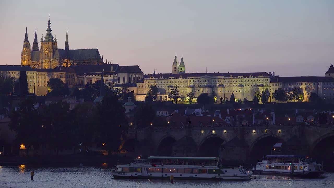 Splendido tramonto con veduta panoramica del Ponte Carlo sul fiume Moldava a Praga, Repubblica Ceca 2