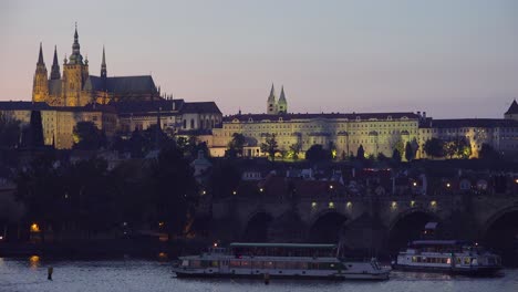 Hermosa-Atardecer-Establecimiento-De-Tiro-Del-Puente-De-Carlos-Sobre-El-Río-Vltava-En-Praga,-República-Checa-2