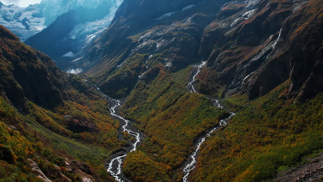 Valle di montagna con ruscelli e colori autunnali