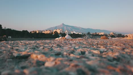 fotografías aéreas de una playa en nueva andalucía, españa en 4k
