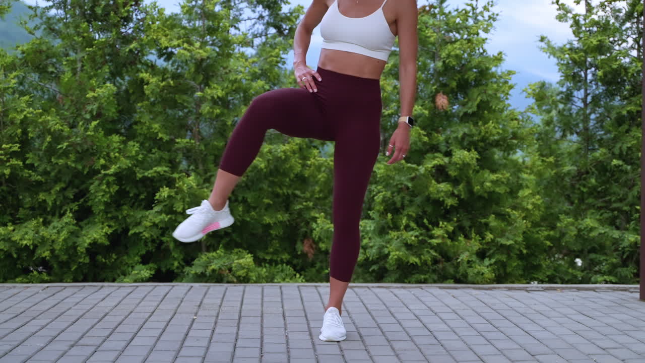 mujer haciendo estiramiento de piernas al aire libre