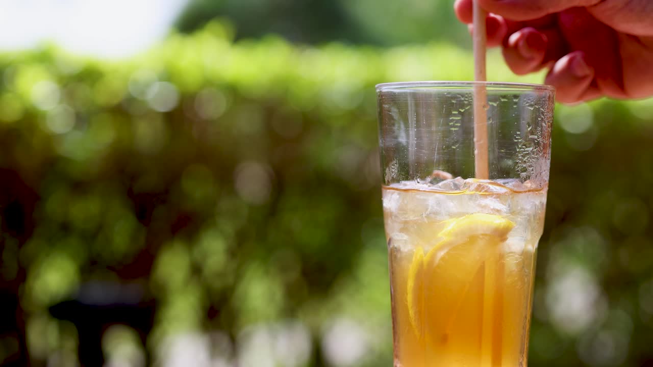 은 야외 환경에서 얼어붙은 오렌지 테일을 손으로 는 것