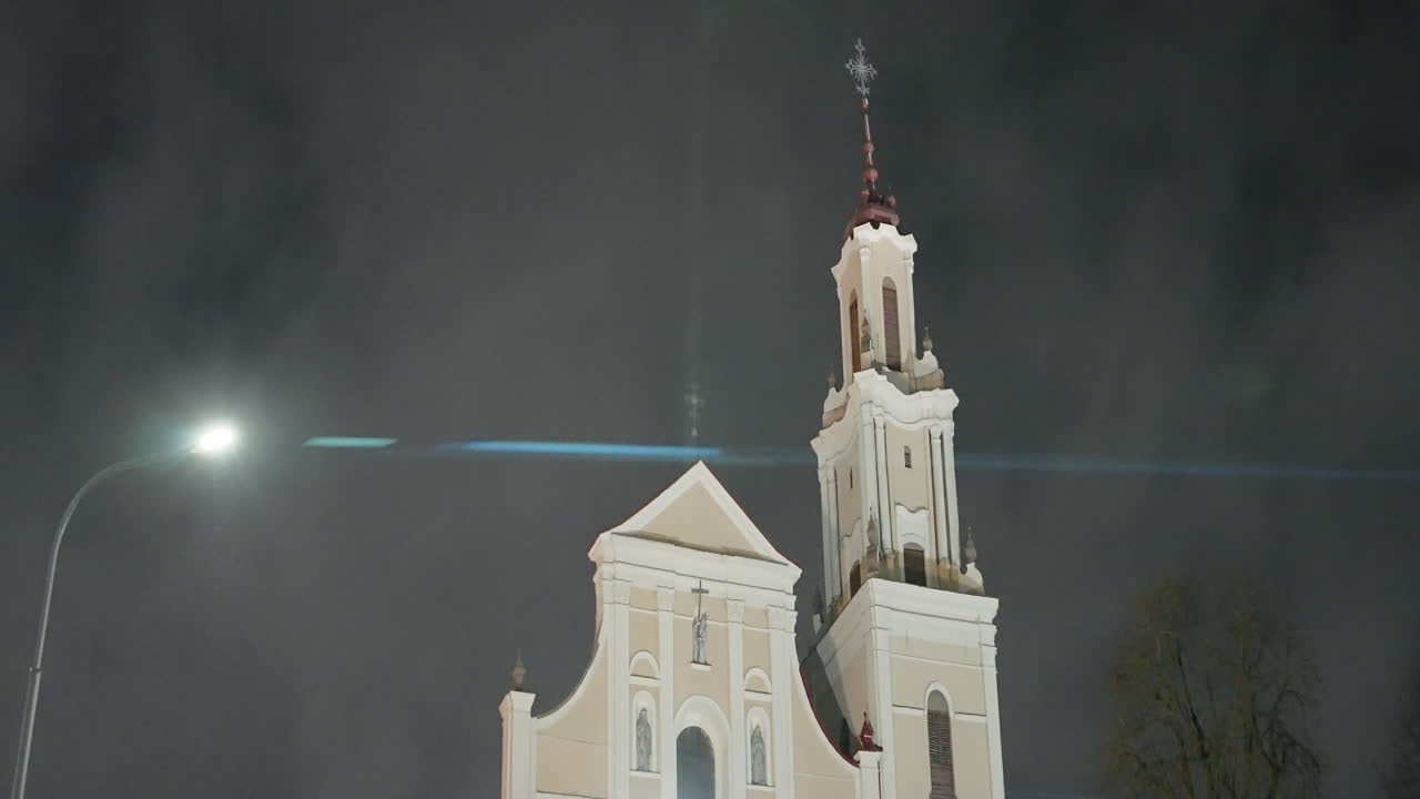 역사적인 교회 의 야간 풍경