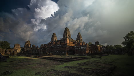 nubes dinámicas mientras la tormenta se acumula sobre el templo de angkor