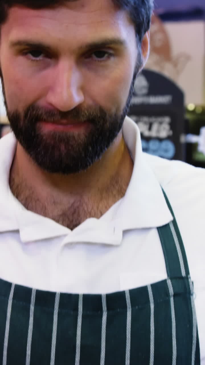 Dipendente maschile che tiene mele verdi fresche in un cesto di vimini