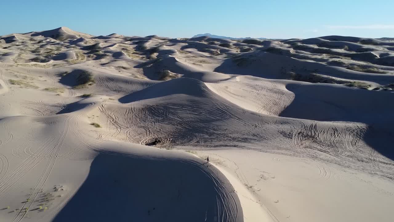 un sobrevuelo aéreo de las dunas y el desierto de samalayuca en el estado de chihuahua, méxico
