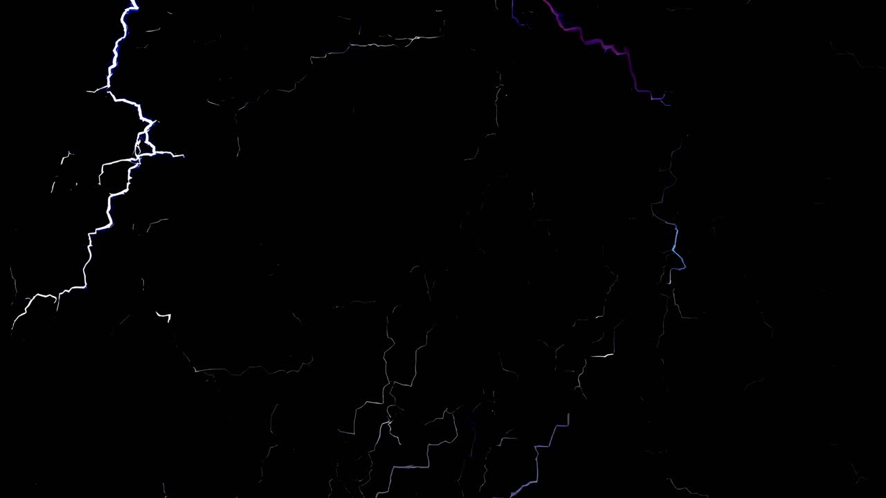 Video spettacolare di fulmini luminosi su un cielo scuro, ripresi da un angolo basso