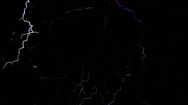 Video spettacolare di fulmini luminosi su un cielo scuro, ripresi da un angolo basso