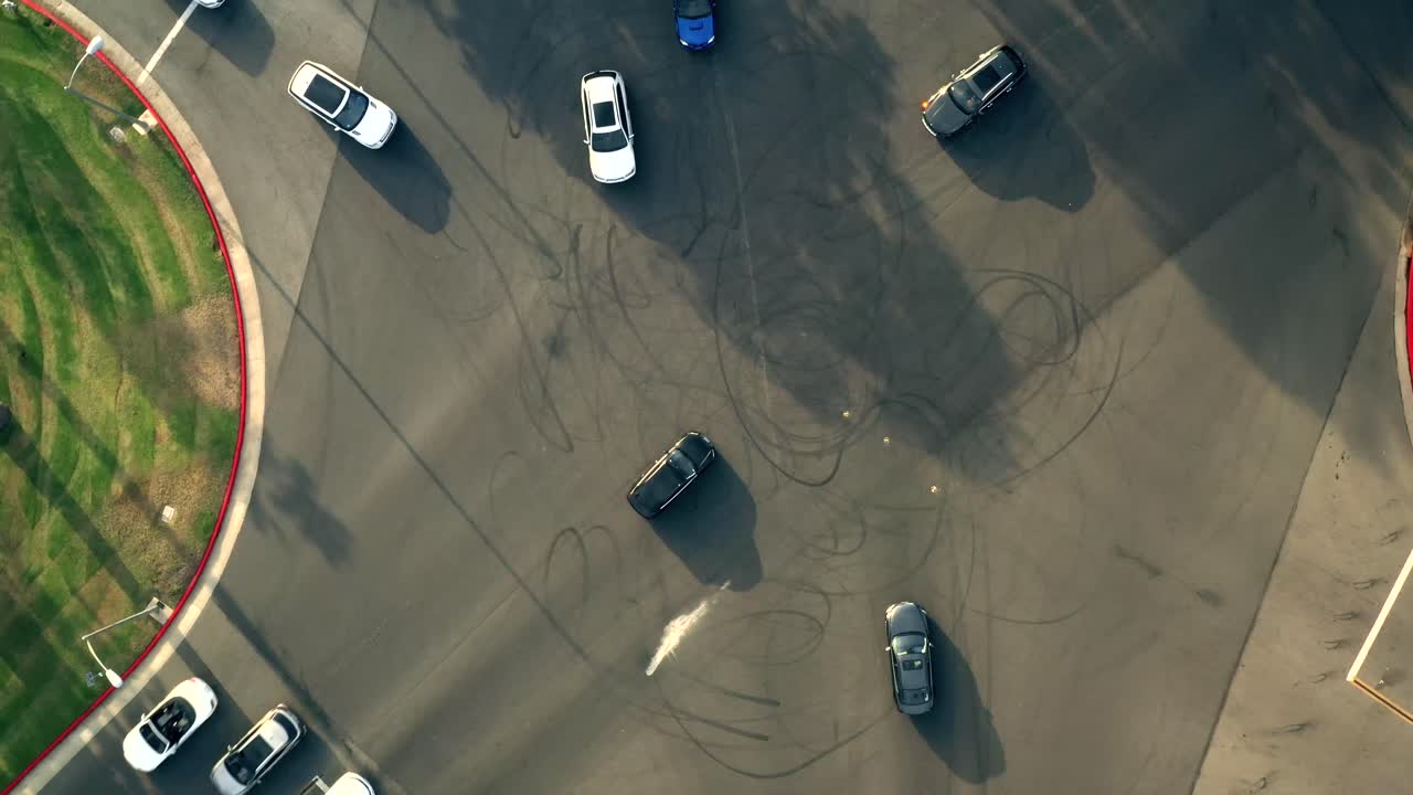 6방향 교차로의 자동차가 닫힙니다.