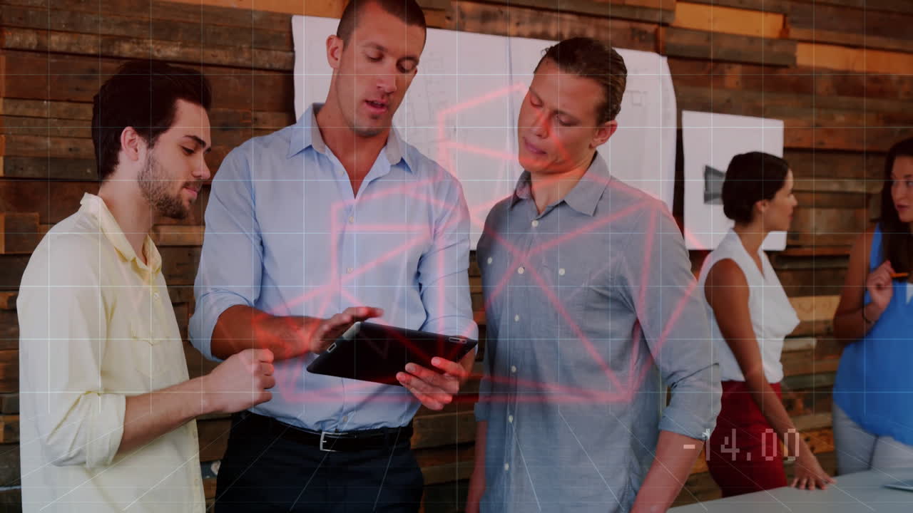 타블에서 프로젝트를 논의하는 비즈니스 팀, 이미지 위의 데이터 처리 애니메이션