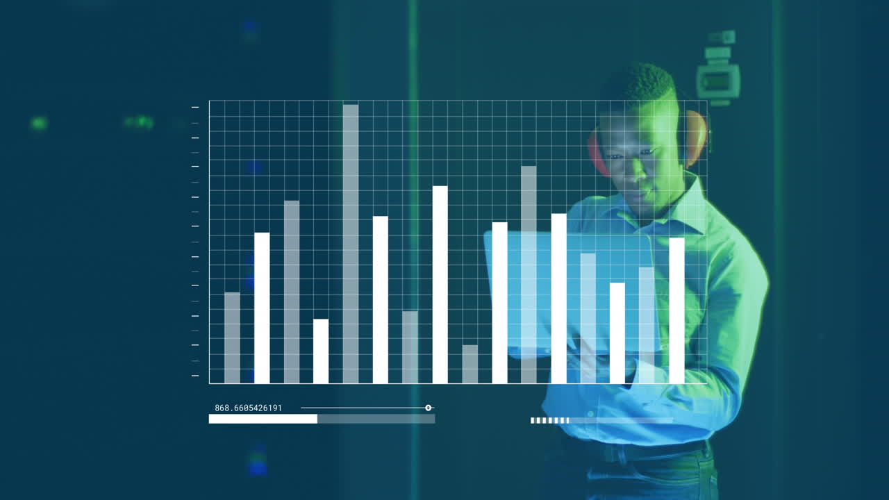 animación de procesamiento de datos sobre hombre afroamericano técnico informático que trabaja por servidores de computadora