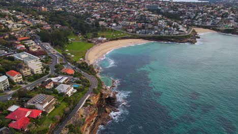 Vista-Panorámica-Del-Bosque-Verde-En-El-Parque-Bronte-Y-El-Agua-Azul-De-La-Playa-Bronte-En-El-Estado-Australiano-De-Nueva-Gales-Del-Sur