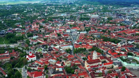Panorama-Aéreo-Del-Casco-Antiguo-Arquitectónico-De-Vilnius-En-Lituania-Durante-El-Día