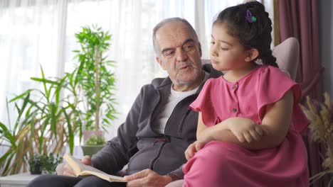 Abuelo-Leyendo-Un-Libro-A-Su-Nieto.