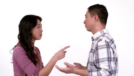 una joven pareja enojada que tiene una disputa