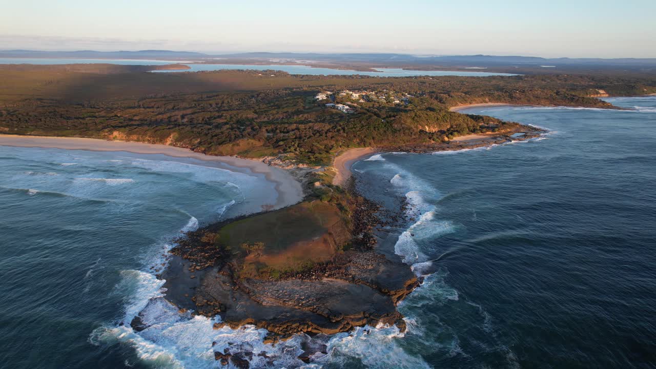 vista aérea sobre angourie point con playas pintorescas en nsw, australia - toma de un avión no tripulado