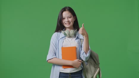 estudiante sonriente con los pulgares hacia arriba