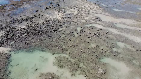 panorámica sobre piscinas de marea al lado de la playa con aguas cristalinas durante la marea baja.