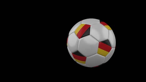 bandera alemana en una pelota de fútbol voladora en un fondo transparente, canal alfa