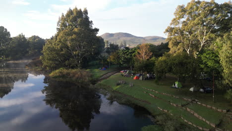 Camping,-Tiendas-De-Campaña-Y-Actividades-Al-Aire-Libre-Junto-Al-Río.