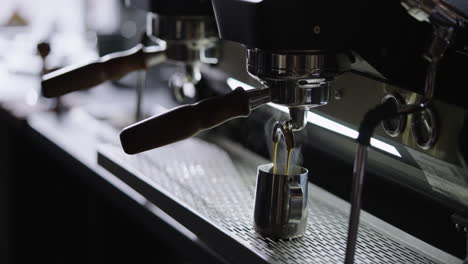 máquina de espresso para verter café