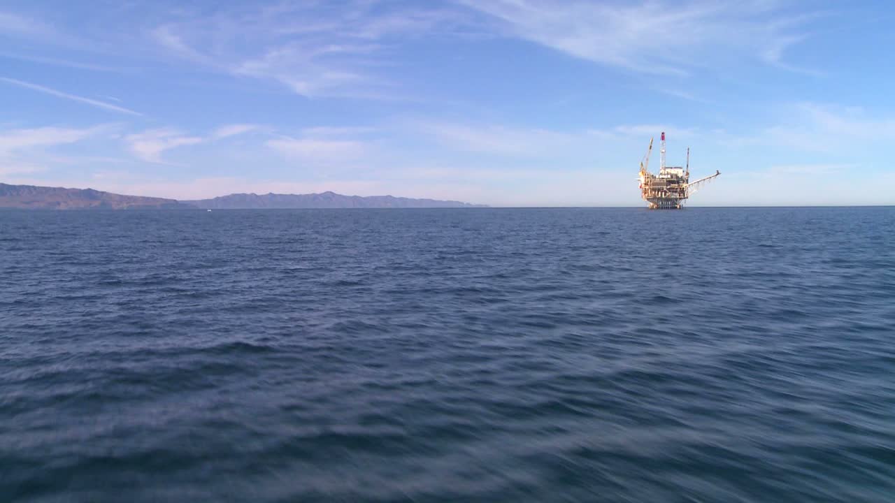 다가오는 배에서 본 산타바바라 캘리포니아 연안의 석유 플랫폼