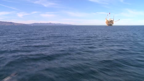 una plataforma petrolífera frente a la costa de santa barbara california vista desde un barco que se aproxima