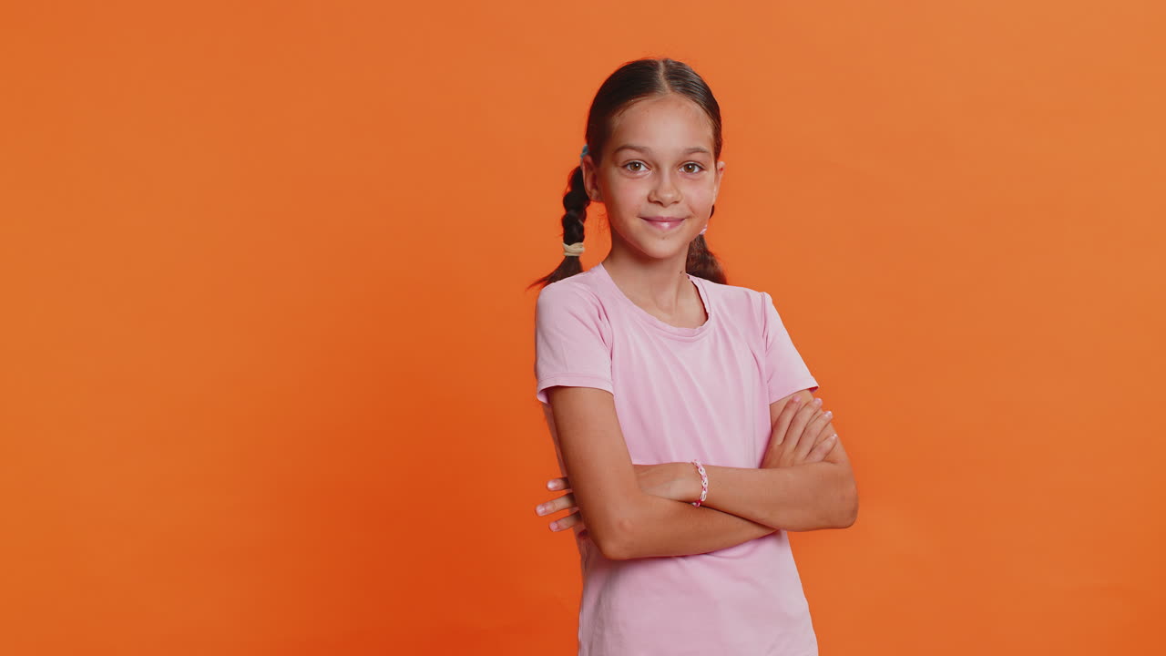 niño preadolescente feliz niña niño sonriendo mirando a la cámara soñando descansando buenas noticias sentirse satisfecho