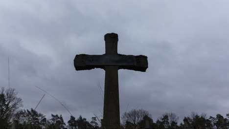 Time-lapse-of-grey-and-dark-clouds-passing-over-old-gravestone