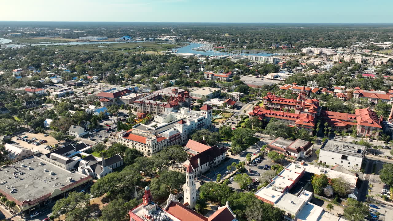 Letecká perspektiva zachycuje Flagler College a Lightner Museum v srdci historického centra St. Augustine