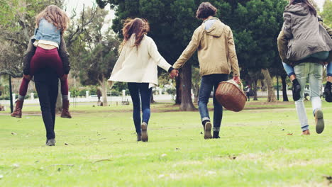 caminar por el parque hace un día para recordar