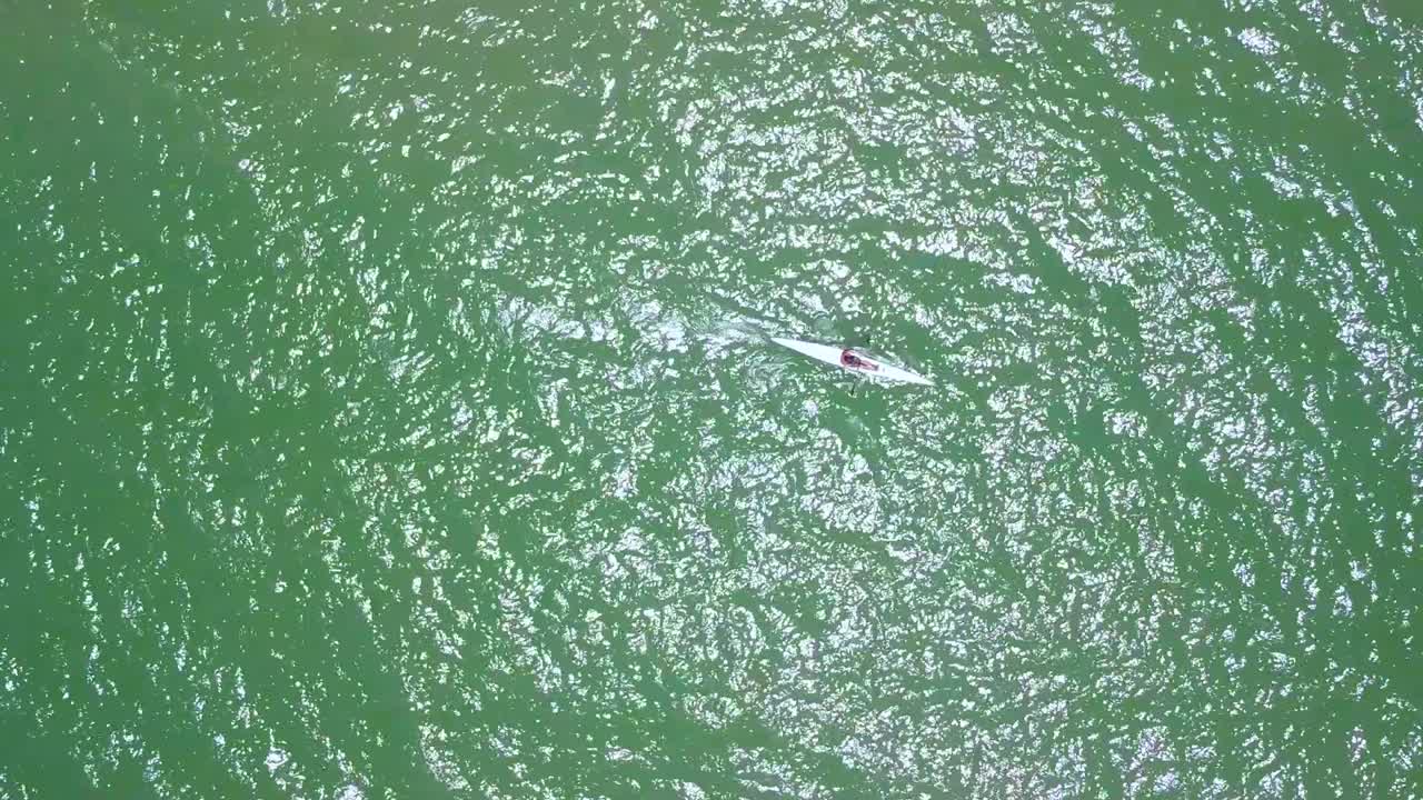 persona solitaria en kayak en aguas abiertas frente a trinity beach en cairns