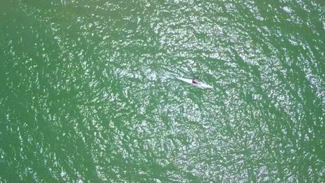 persona solitaria en kayak en aguas abiertas frente a trinity beach en cairns