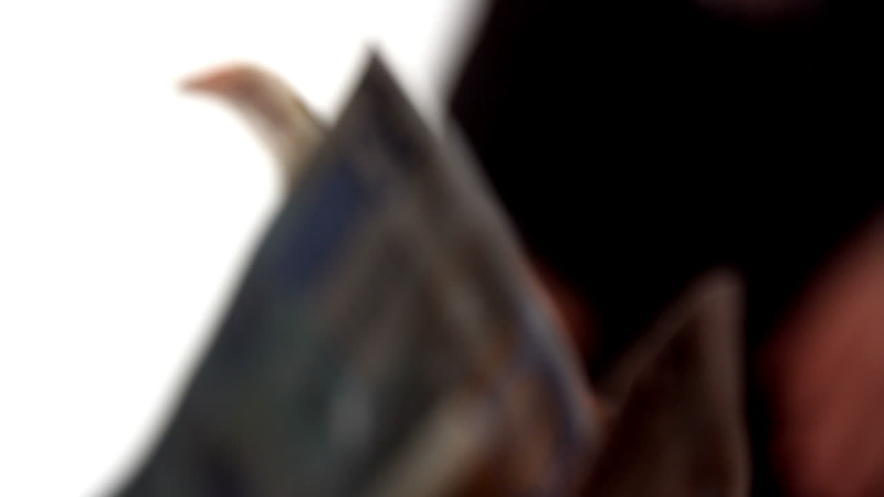 카메라에 돈을 던지는 사람