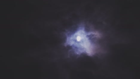 4k, la luna brilla a través de las nubes