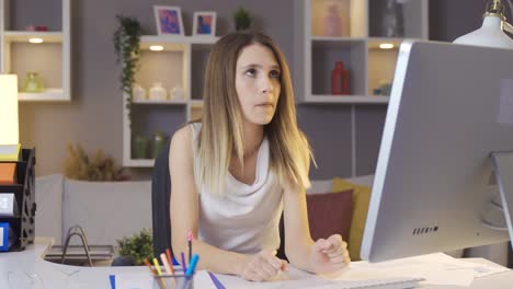 Mujer-Cansada-Trabajando-En-Un-Cuaderno-En-El-Escritorio-En-Una-Acogedora-Oficina-En-Casa.