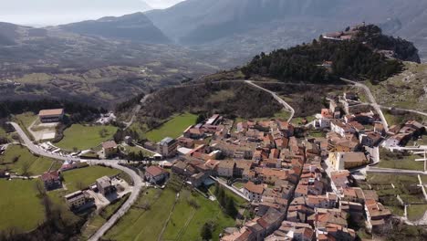 vista aérea sobre pietraroja, un pueblo italiano en la cima de una colina, en un día soleado