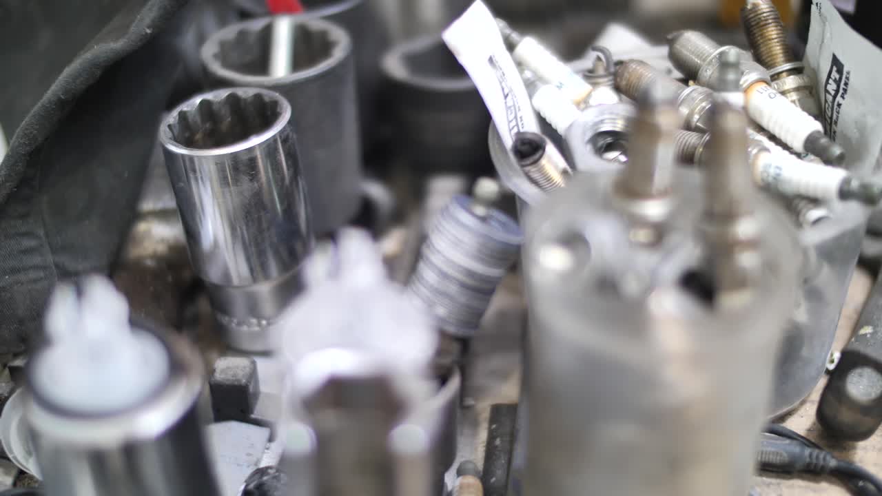 cerca de herramientas mecánicas y pequeñas piezas de automóviles