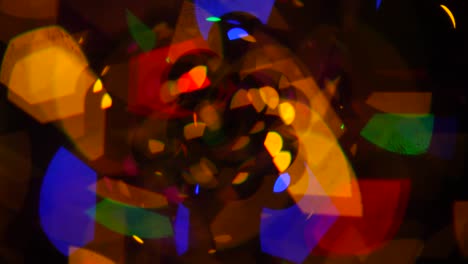 navidad multicolor bokeh abstracto brillando hermosamente en un fondo oscuro fuera de foco