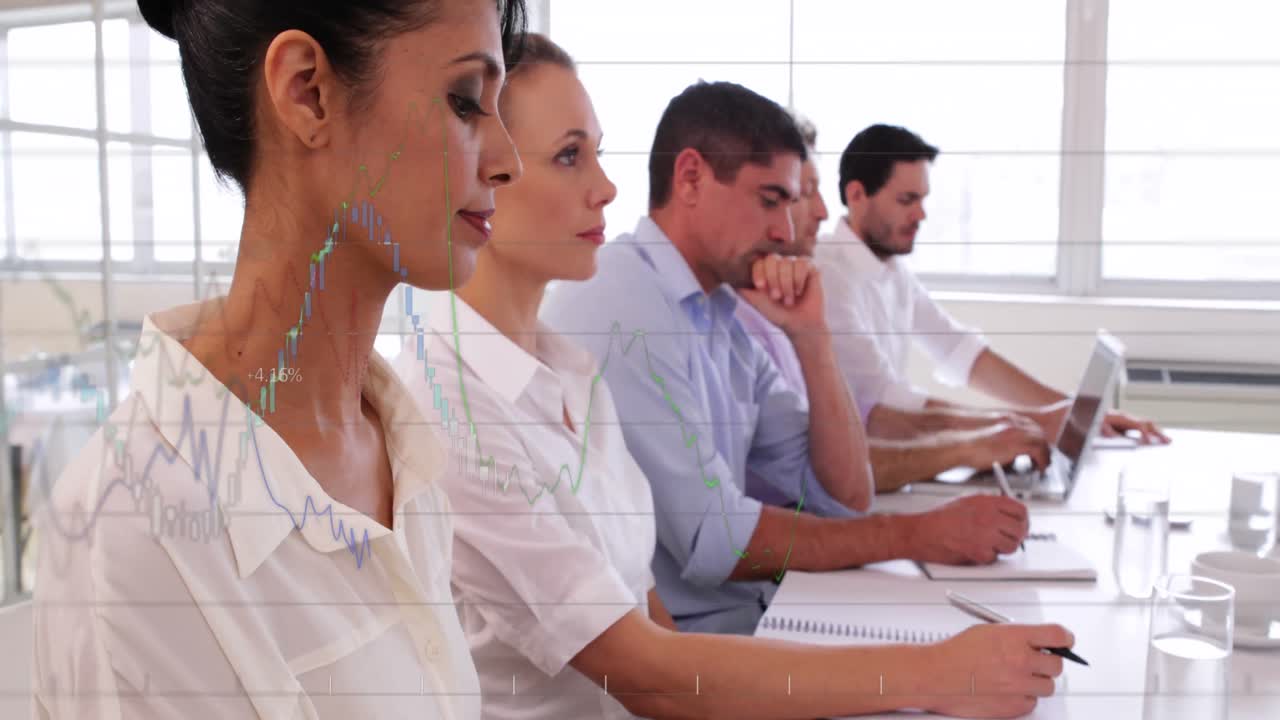 animación del procesamiento de datos financieros sobre diversas personas de negocios en la oficina