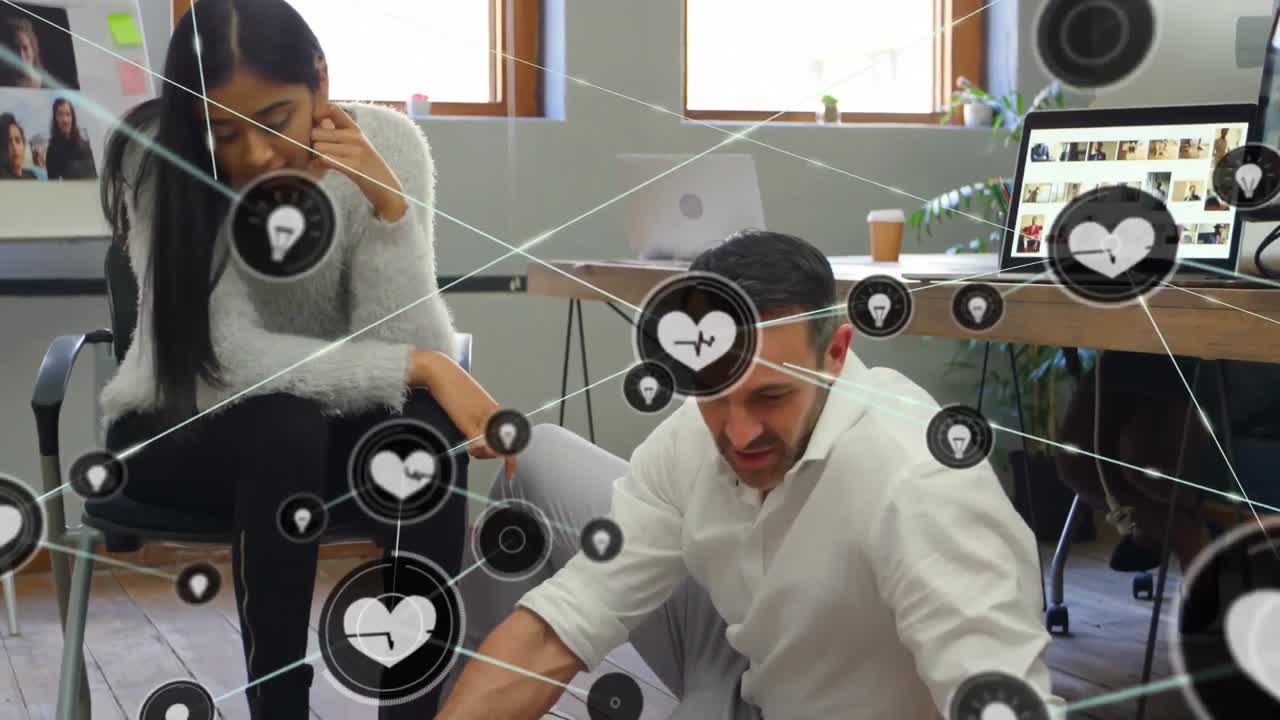 animación de una red de iconos digitales contra hombres y mujeres diversos discutiendo en la oficina