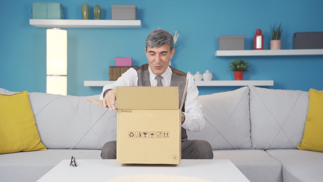 ⁇ 은이가 화물 패키지를 열고 있습니다.