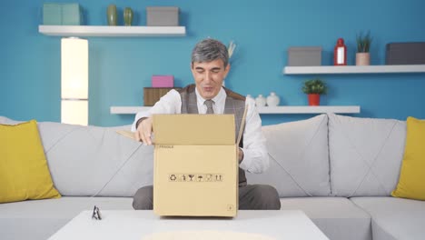 el viejo abriendo el paquete de carga.