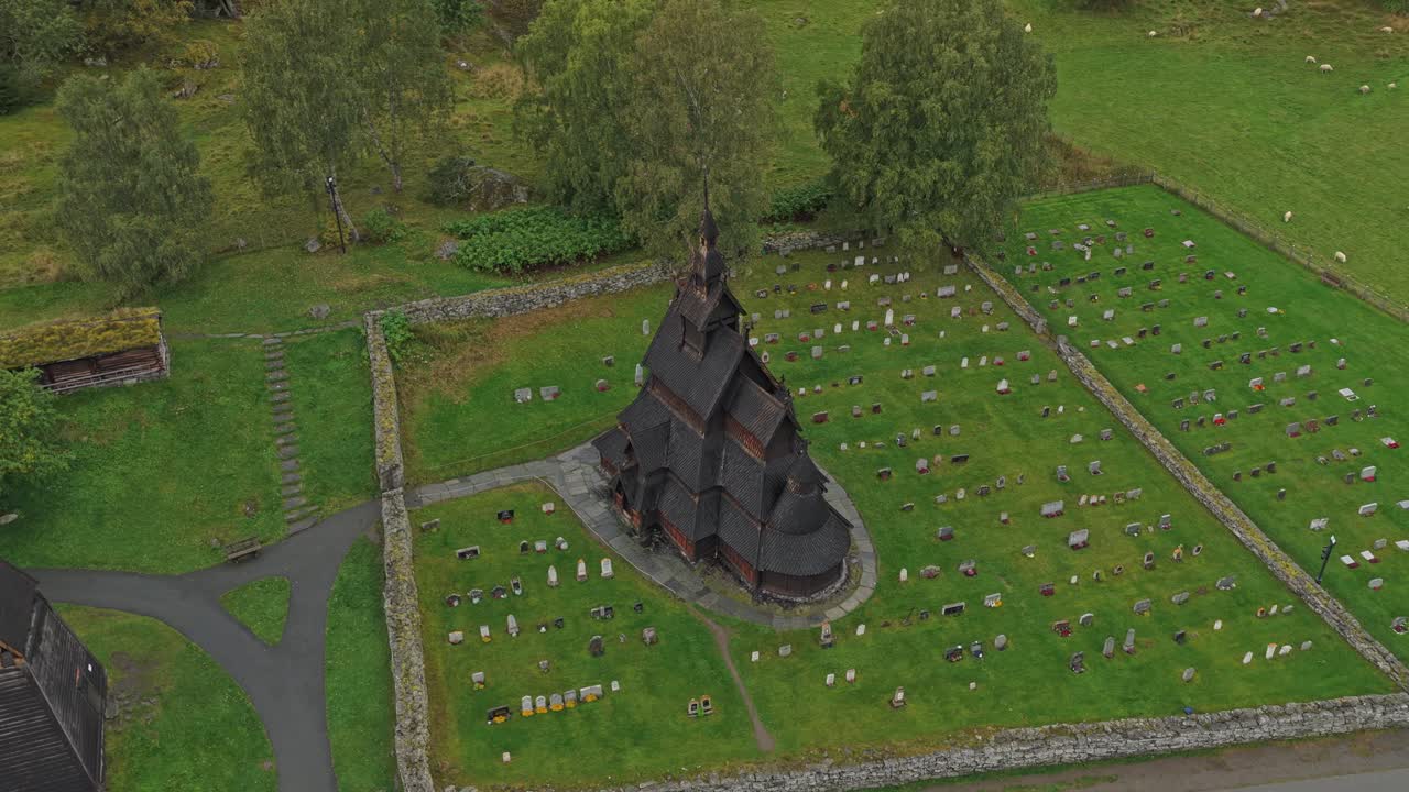 Norveç'te geleneksel ahşap yapısıyla Borgund Dikme Kilisesi'nin havadan görünümü.