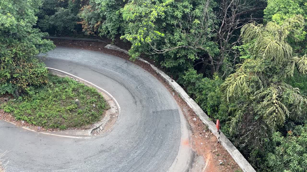 Ảnh chụp từ trên cao khúc cua tay áo tại đoạn đèo Agumbe Ghat, Ấn Độ