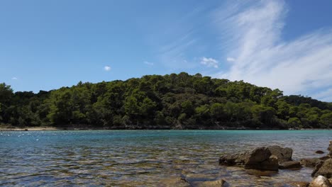 Agua-Reluciente-En-Una-Playa-Rocosa-Cerca-De-Soline-En-La-Isla-De-Mljet-En-Croacia-En-El-Mar-Adriático