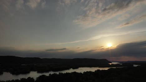 puesta de sol sobre el valle del río