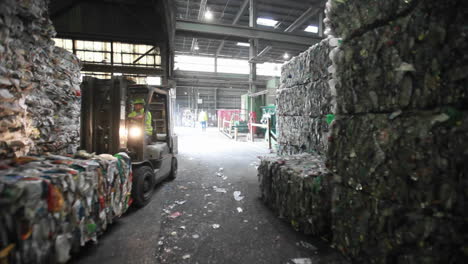 aluminiumdosen werden in einem zentrum recycelt